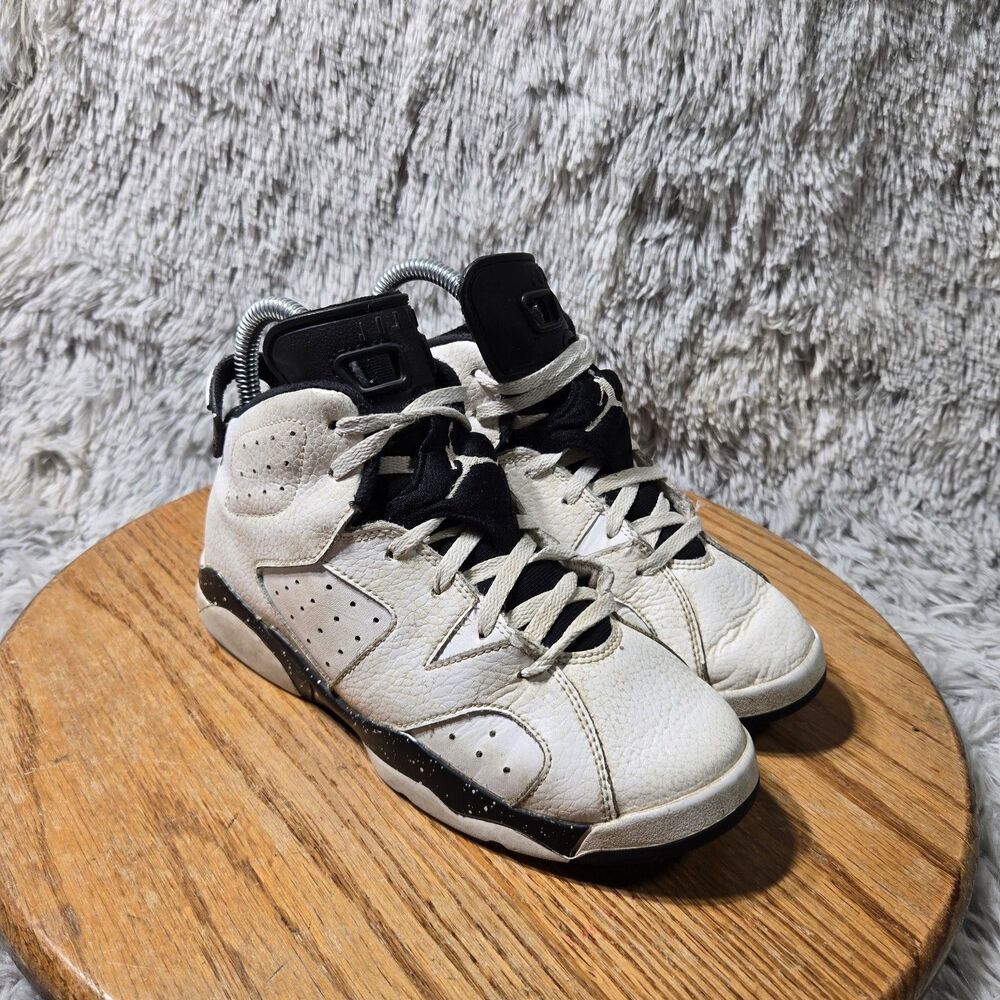 Air Jordan 6s Retro Sneaker Unisex Youth Size 2.5 White/Black Leather384665-112